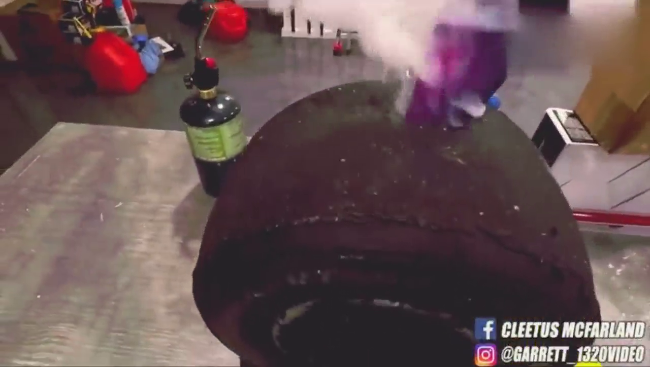 跑车的轮胎质量有多好，一刀下去眼见为实