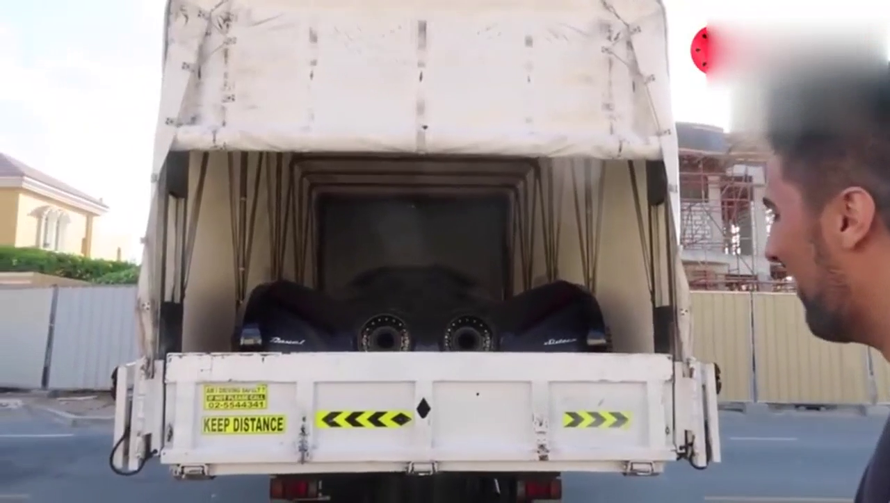 土豪订购5千匹马力的跑车刚到货，把手伸到排气管口瞬间蒙圈了