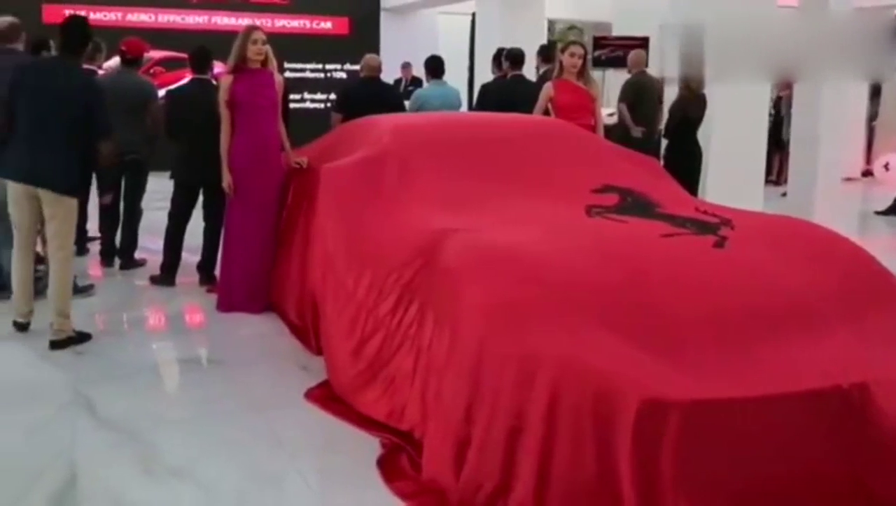 法拉利812拉开遮车布后，这外观才是真正的跑车！