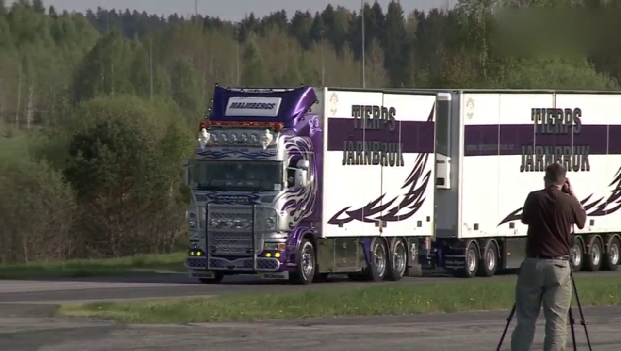 V8卡车，双节车厢