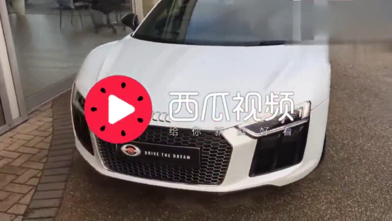公路上令人痴迷的跑车，实拍白色奥迪R8 V10