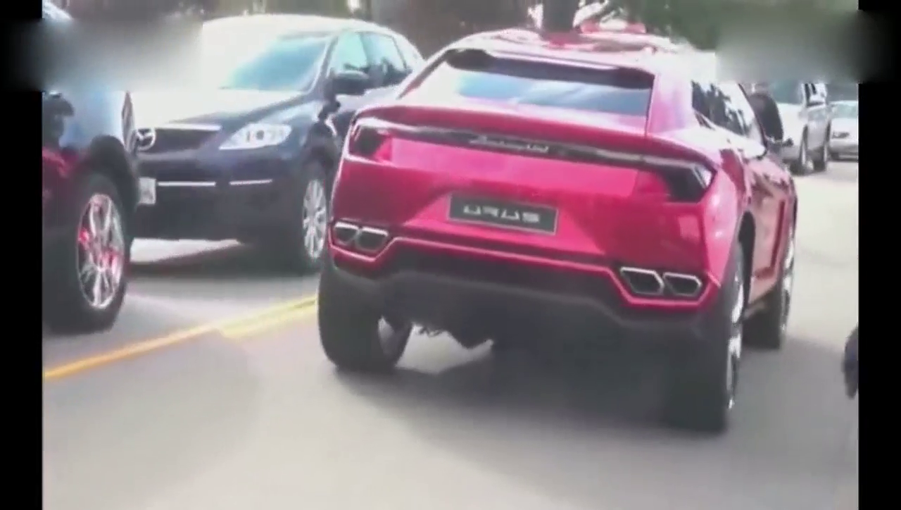 兰博基尼SUV上路，跑车升高底盘，听听声浪就知道有多强！