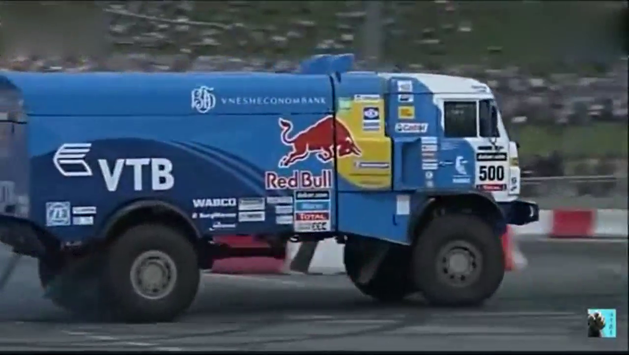 大卡车漂移你看过么？ 这技术一般人驾驭不了！帅满屏！