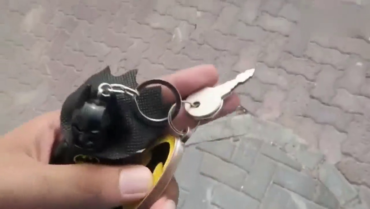 土豪定制的超级跑车刚刚到货， 按下钥匙以后才知道有多霸气！