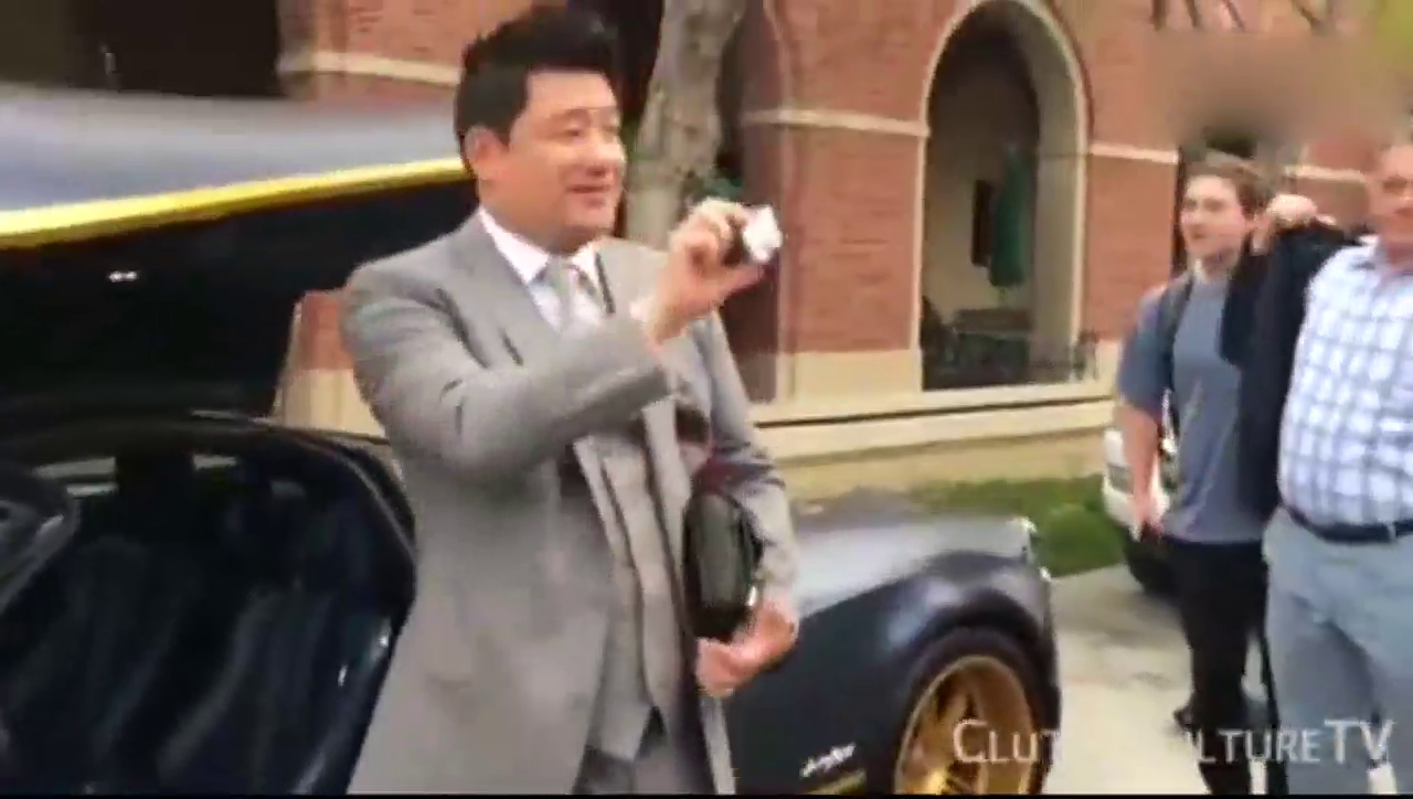 土豪把帕加尼跑车开进了学校，打开车门后学生瞬间蒙圈了！
