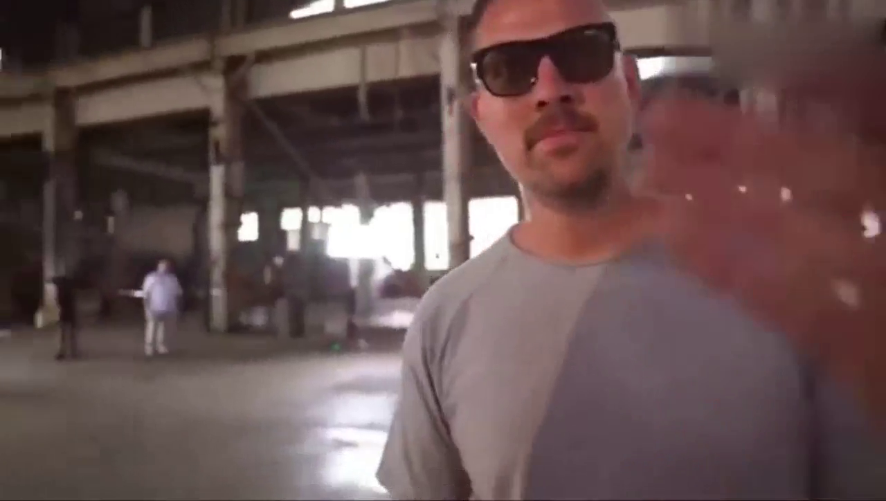 土豪开兰博基尼玩漂移，绕着跑车耍酷，帅不过三秒尴尬了！