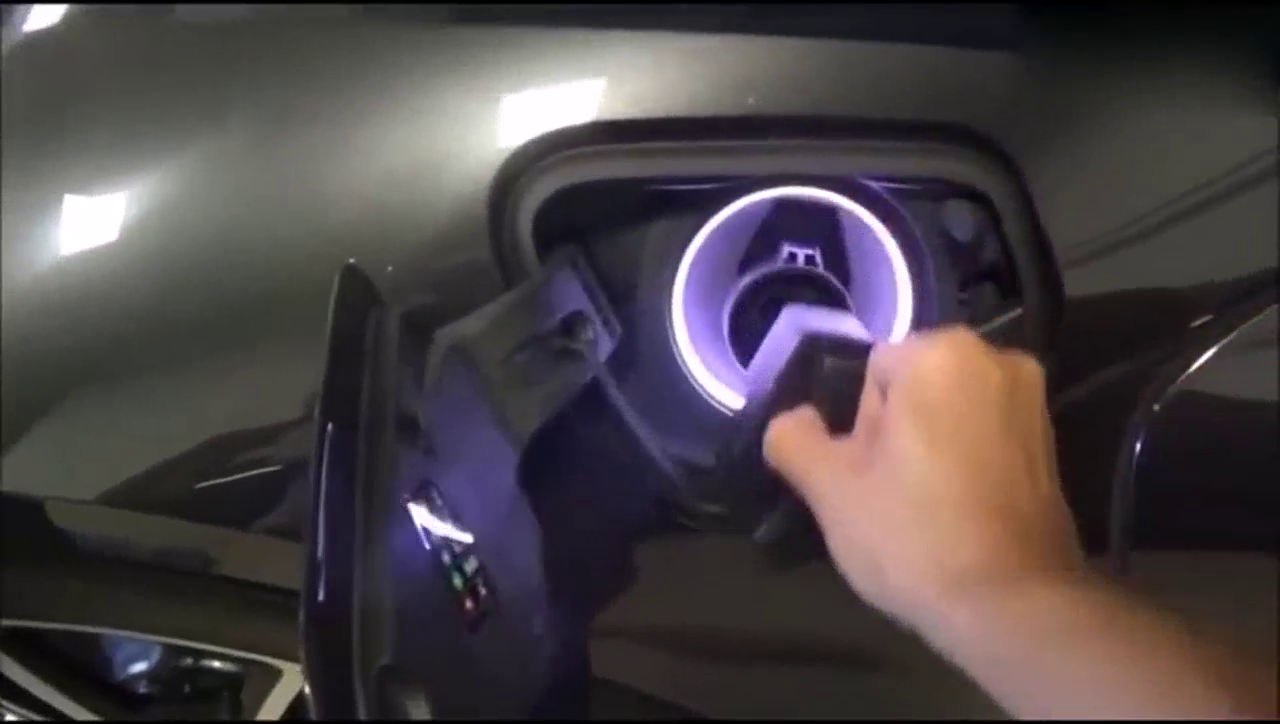 一辆放置了两年没开的宝马跑车，打开油箱盖以后车主蒙圈了！