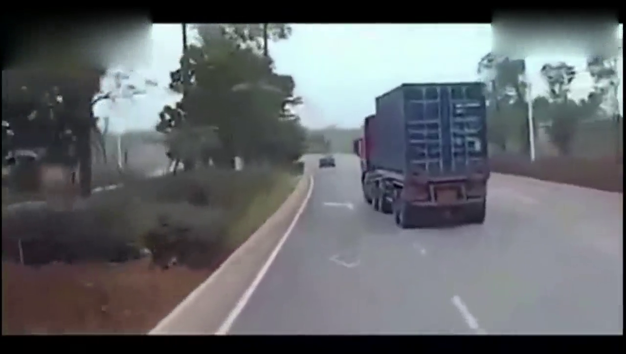 SUV司机叫板大卡车 马路开车斗气，后果竟是这样子
