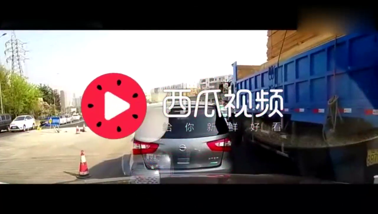 司机随意变道加塞，立马与出租车撞在一起