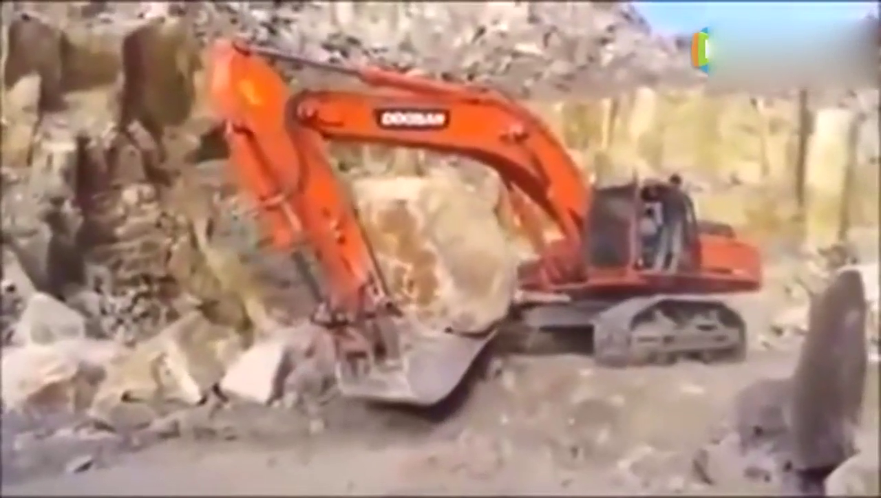 挖掘机这样给卡车丢大石头装料，吓得货车司机马上跳下车！