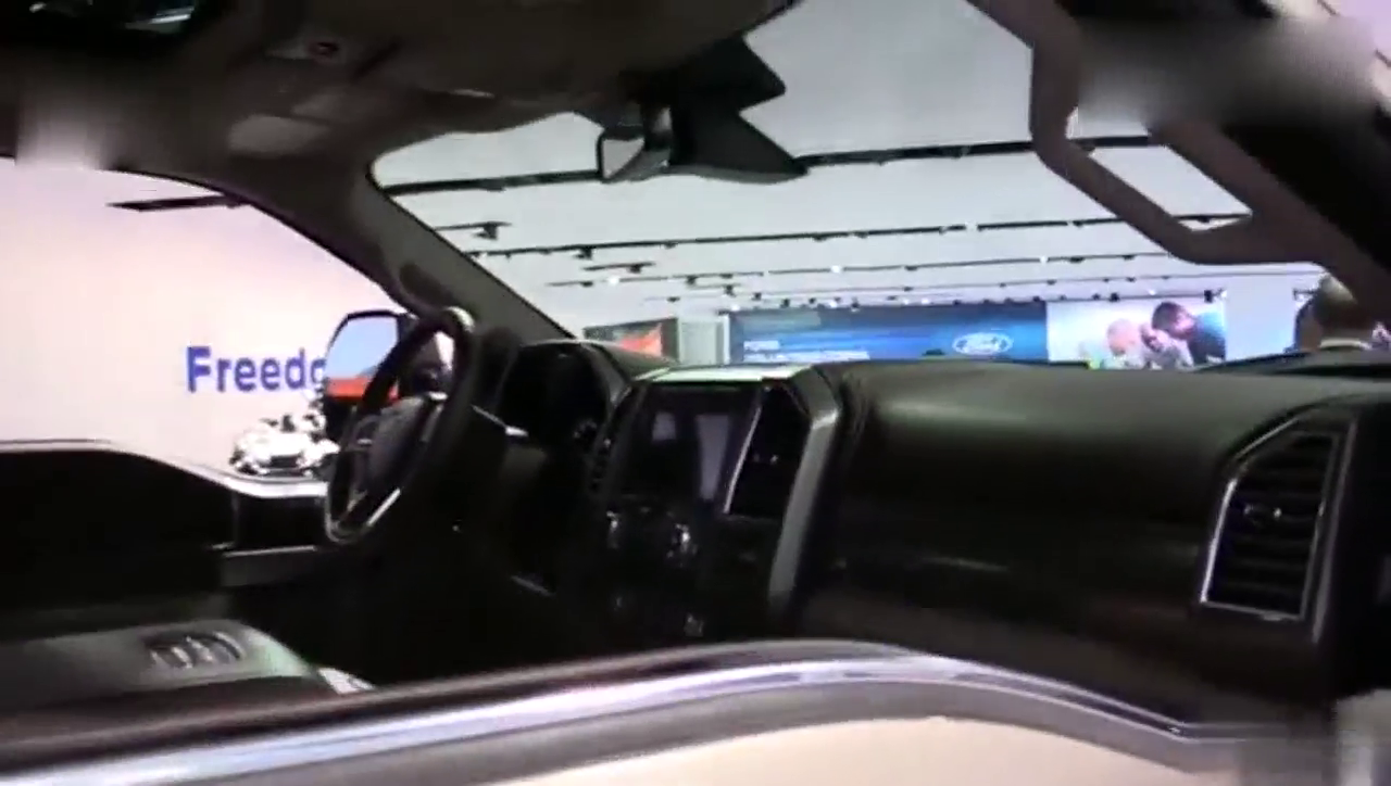 车展上这辆金色的车很适合大家 手把手教你们怎么开！