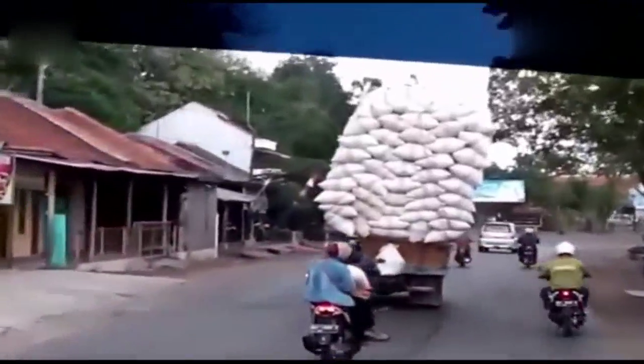 作死小卡车一路摇摇晃晃，摩托车还超车