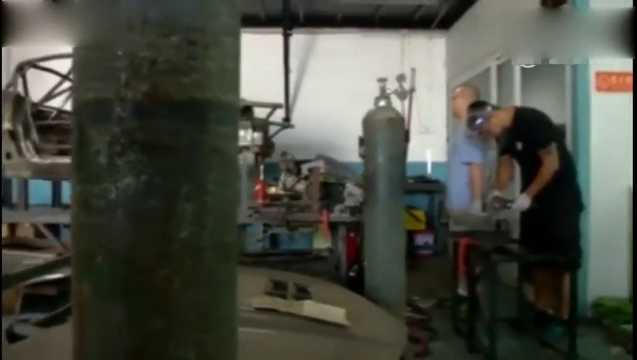 中国两男子自制兰博基尼跑车开上路！技术这么好可以去车厂上班了