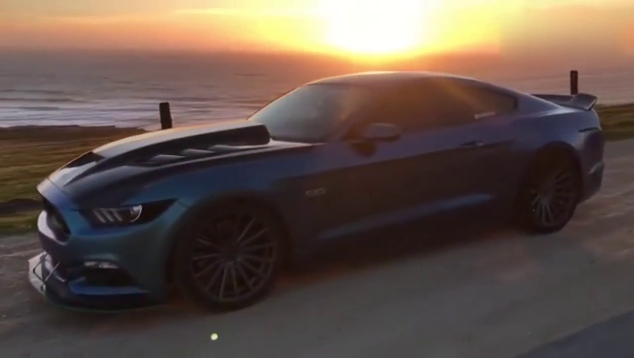 夕阳下的野马GT跑车