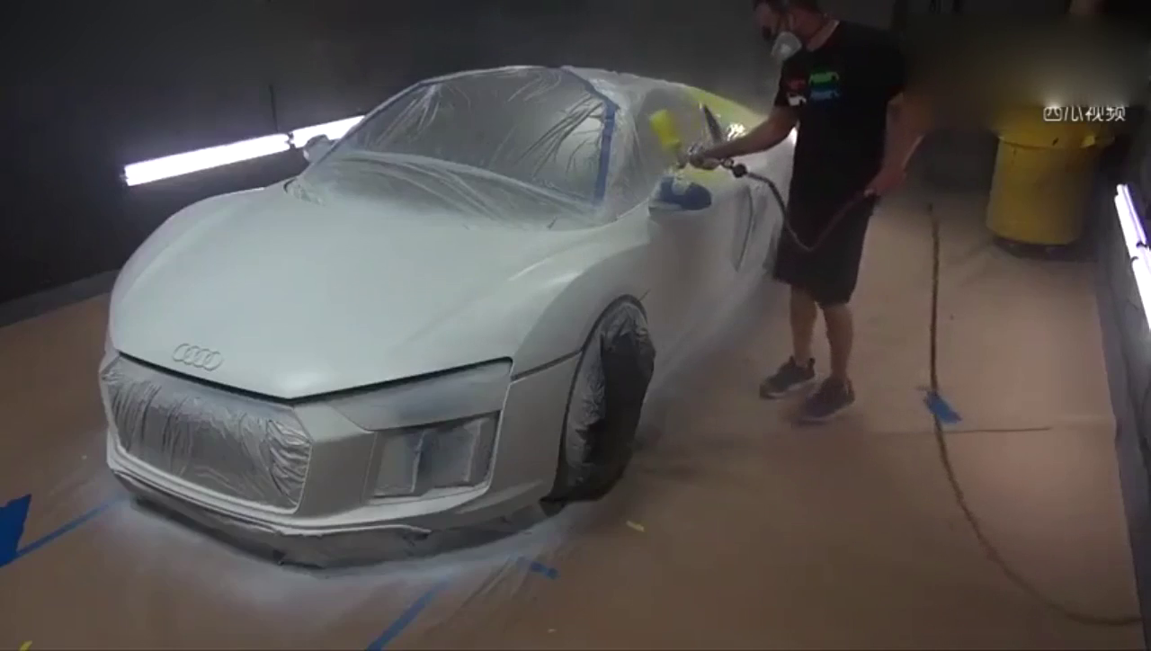 土豪自己给价值250万的奥迪R8跑车喷漆，看上去真的是帅
