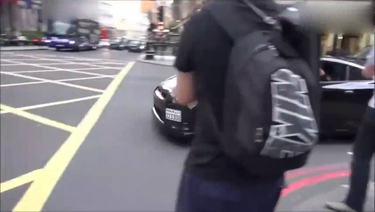 这辆跑车给人的第一印象就是帅气