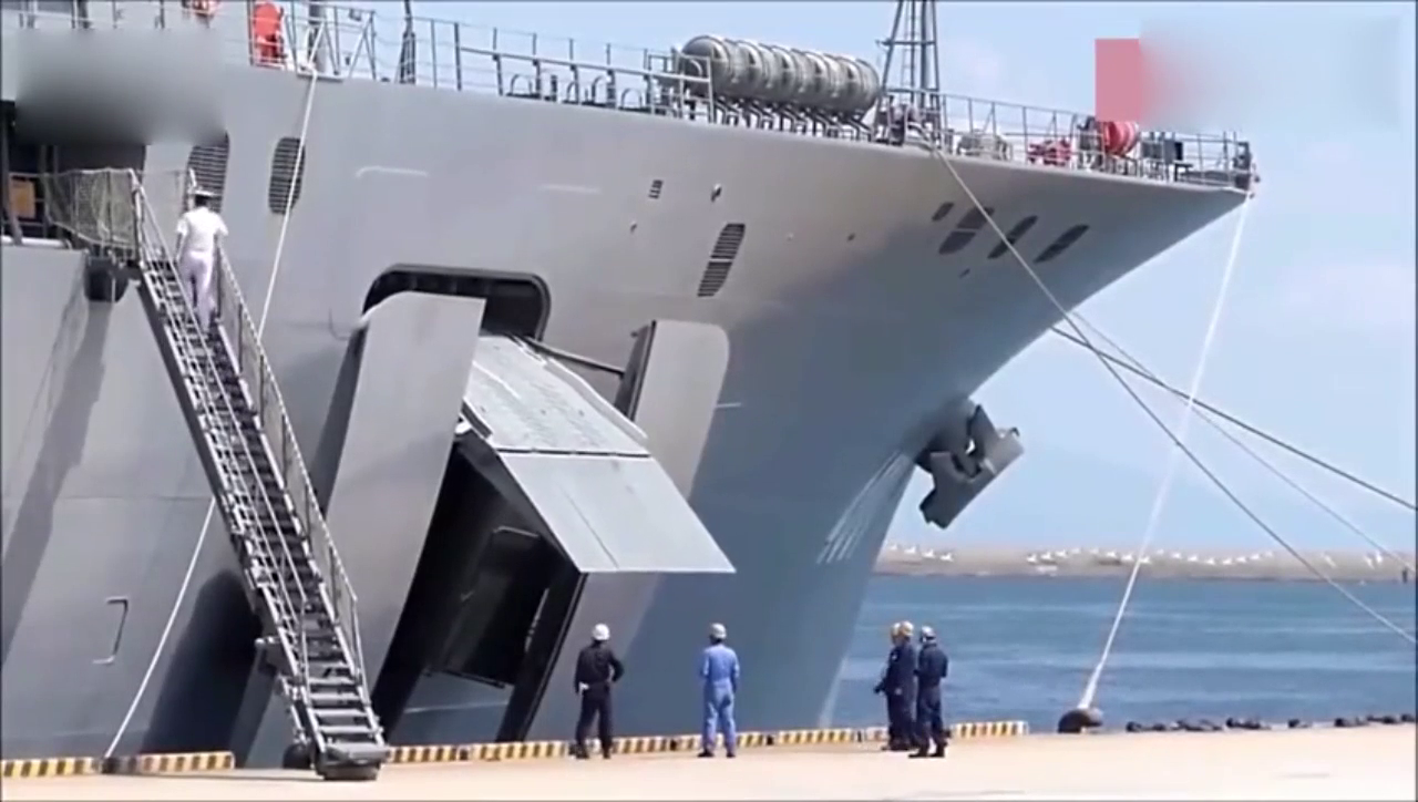 如何把几十吨的卡车运到大轮船上, 这样的操作还是第一次见!