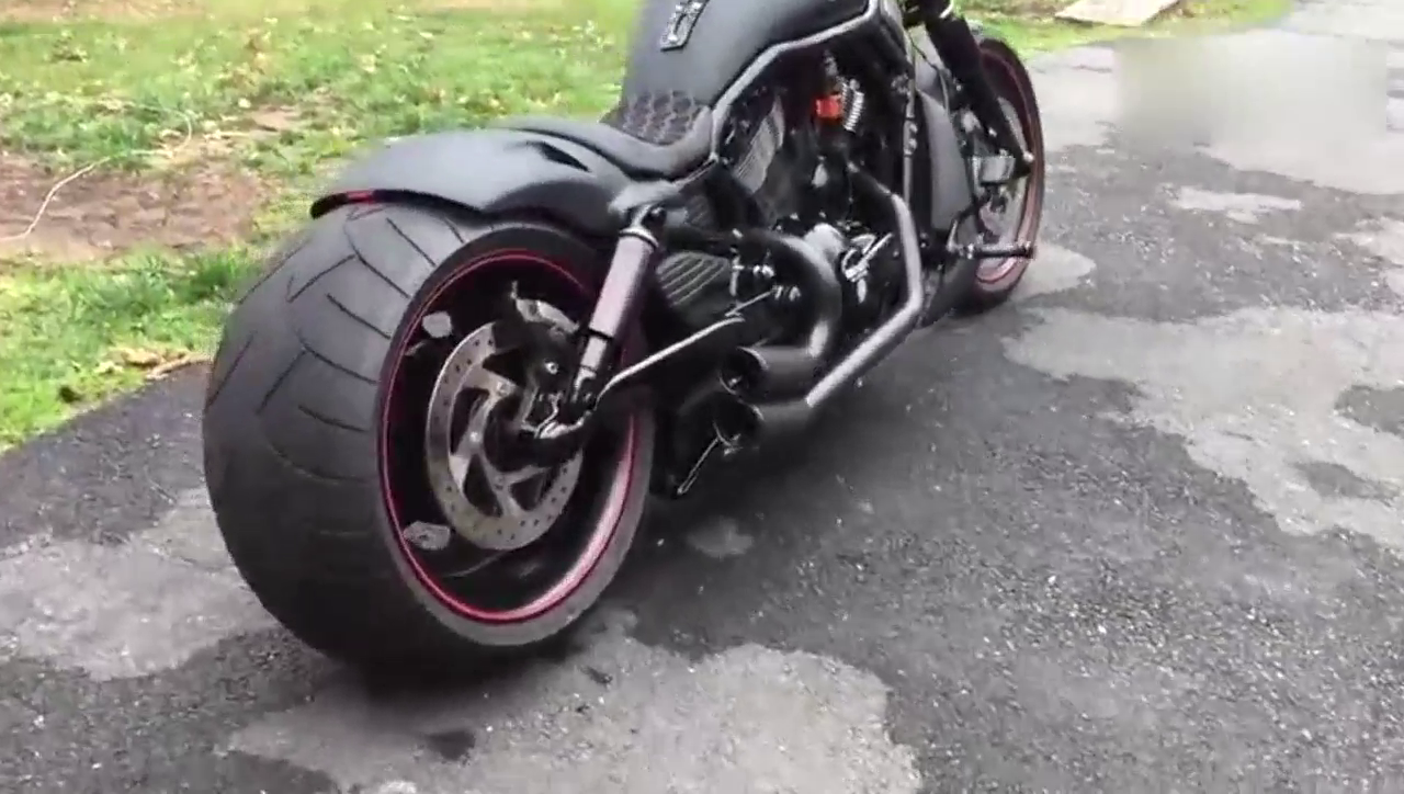 这辆摩托车要是启动起来，估计连卡车都自叹不如吧！