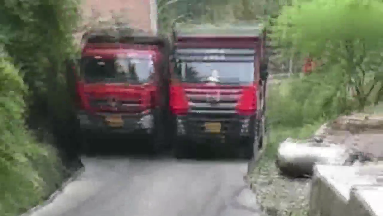 这驾照绝对不是买来的 卡车能开成这样 太厉害了