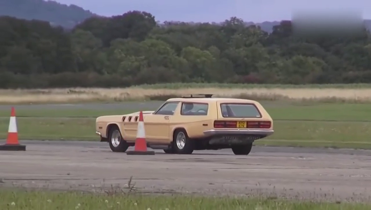 12缸发动机复古跑车路试感觉在开飞机，简直太拉风了