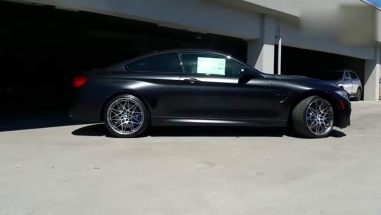 100万的宝马M4跑车，是怎么坐到后排的？女模特告诉你！