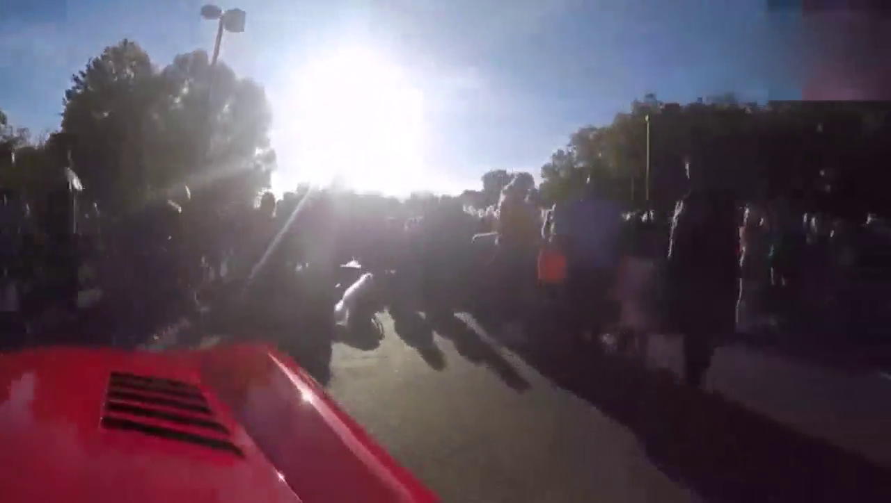 15岁熊孩子开跑车回学校上课，一脚油门下去女同学懵了！