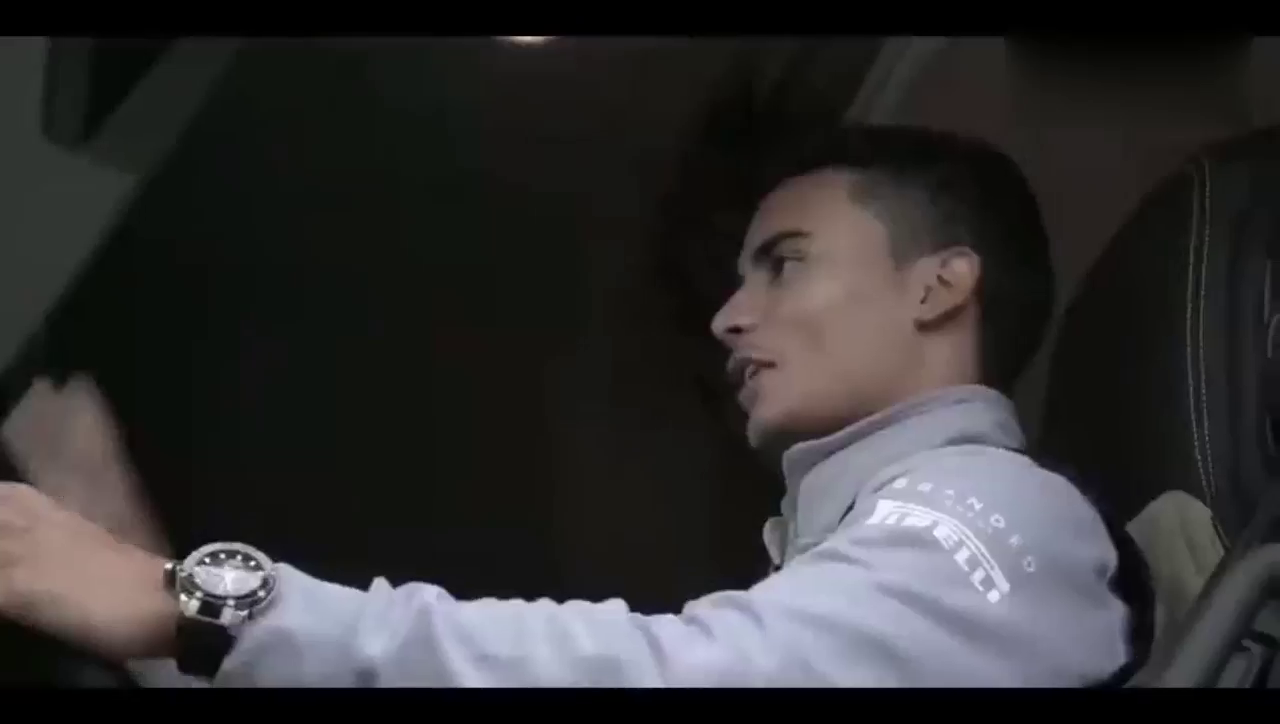 F1车手驾驶卡车， 过程手忙脚乱，我猜他在说大货车好难开