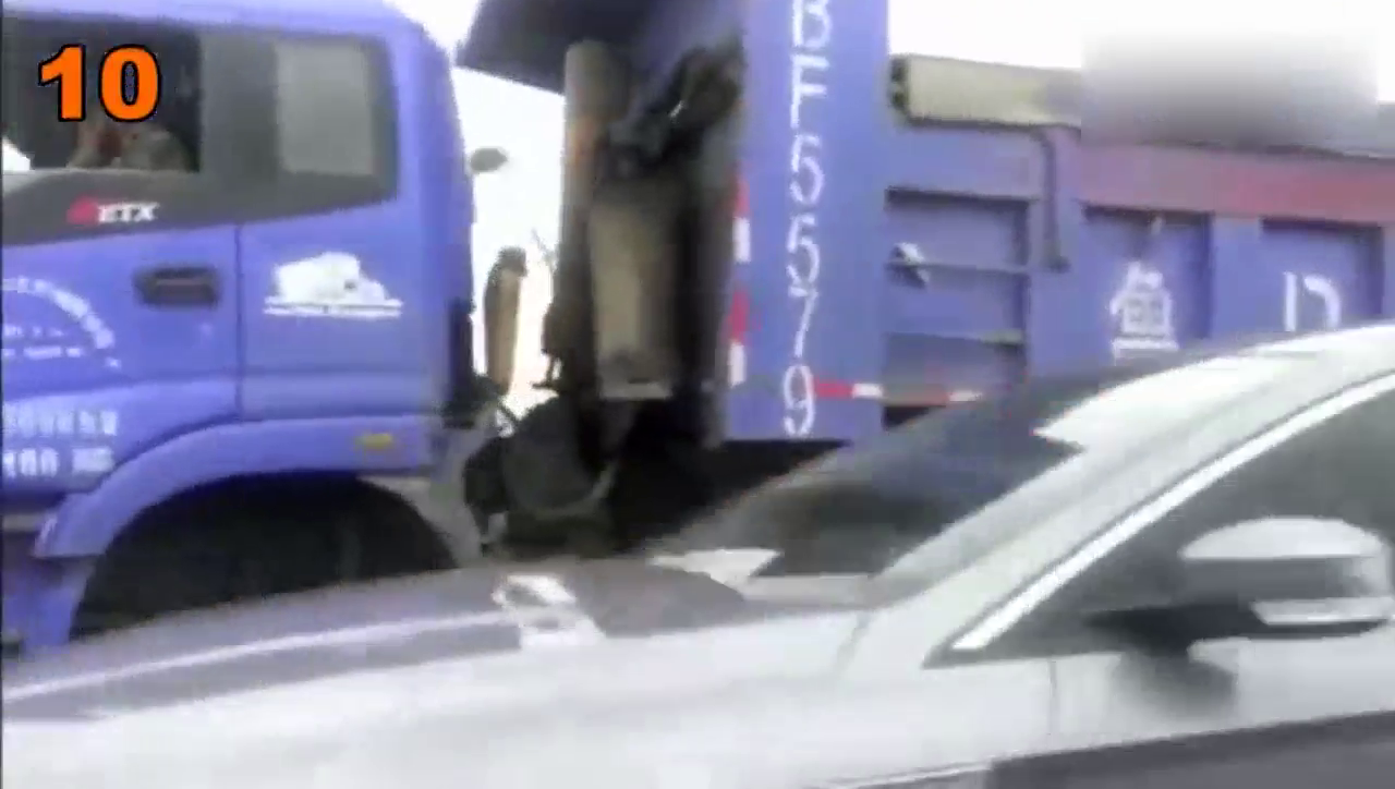 奇葩无轮卡车路上行驶，司机不怕死开的起劲儿