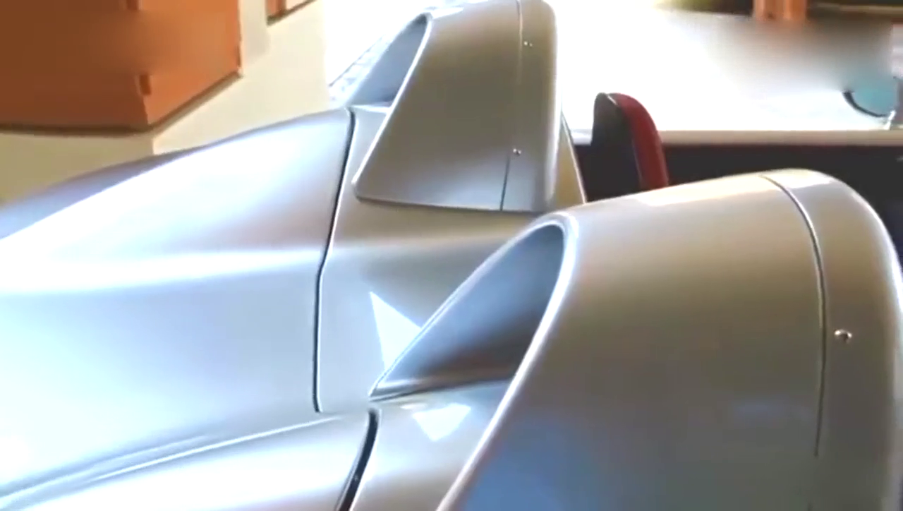 奔驰跑车刚停下车，女孩迅速的上车了！