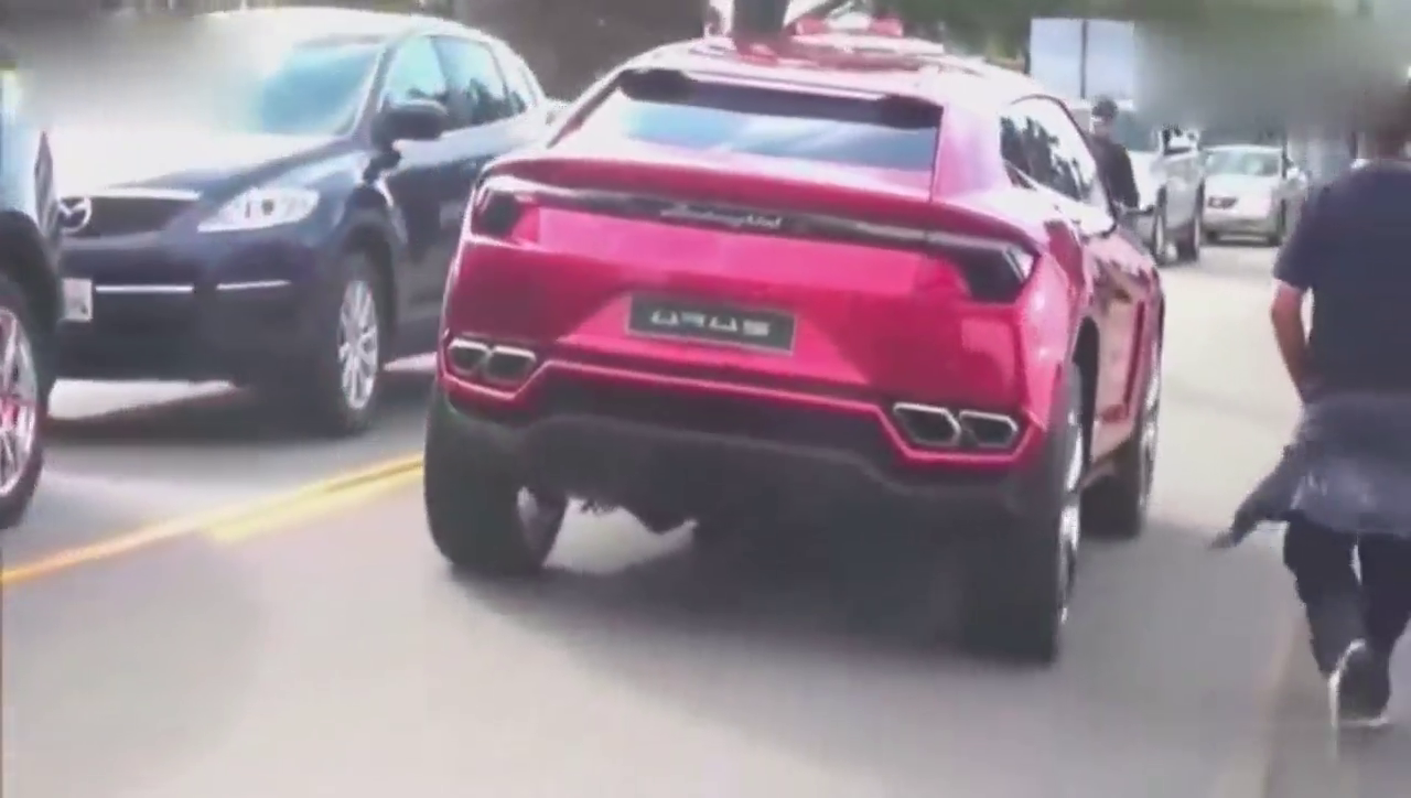 兰博基尼SUV上路，跑车升高底盘，听听声浪就知道有多强！