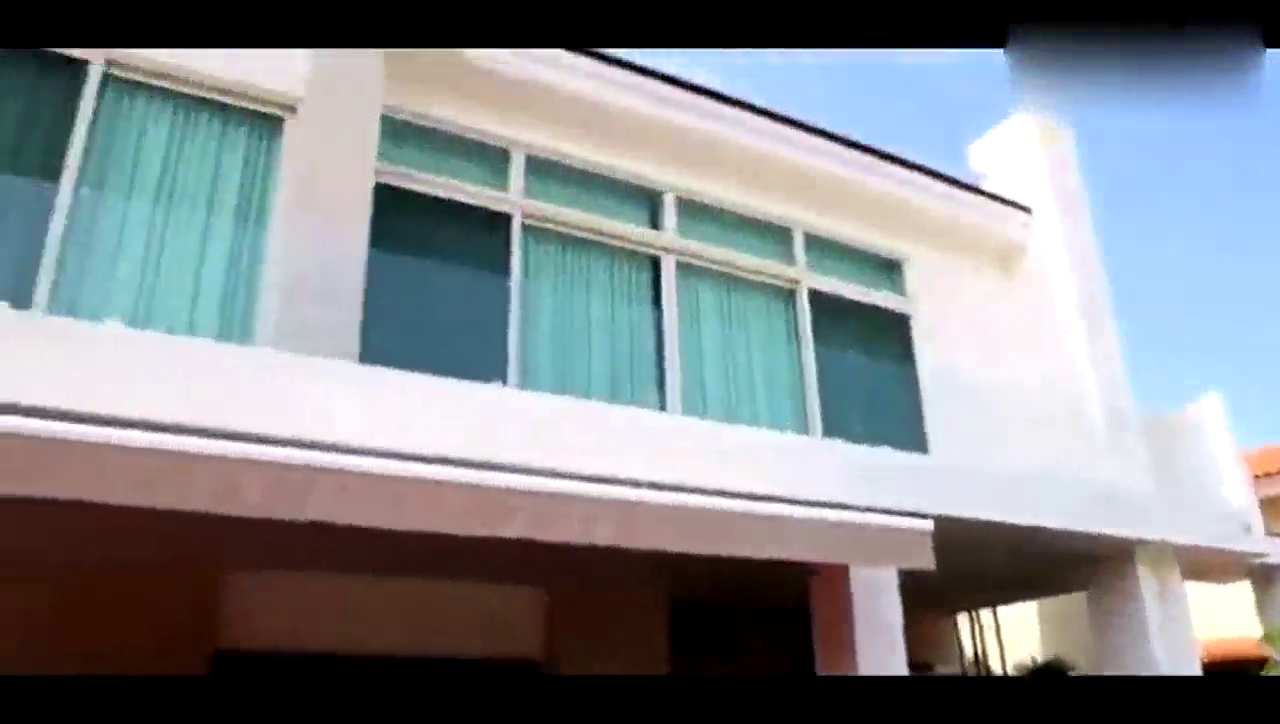 看开红色跑车的土豪如何炫富