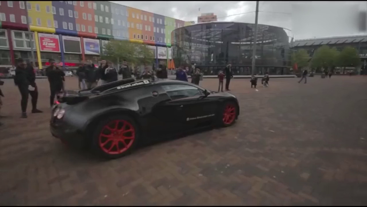 布加迪跑车踩油门的瞬间，才知道它的推背多厉害