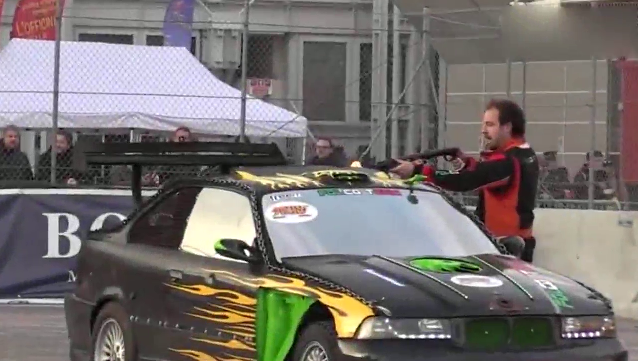 性能车玩漂移失手，玩到爆炸这就尴尬了