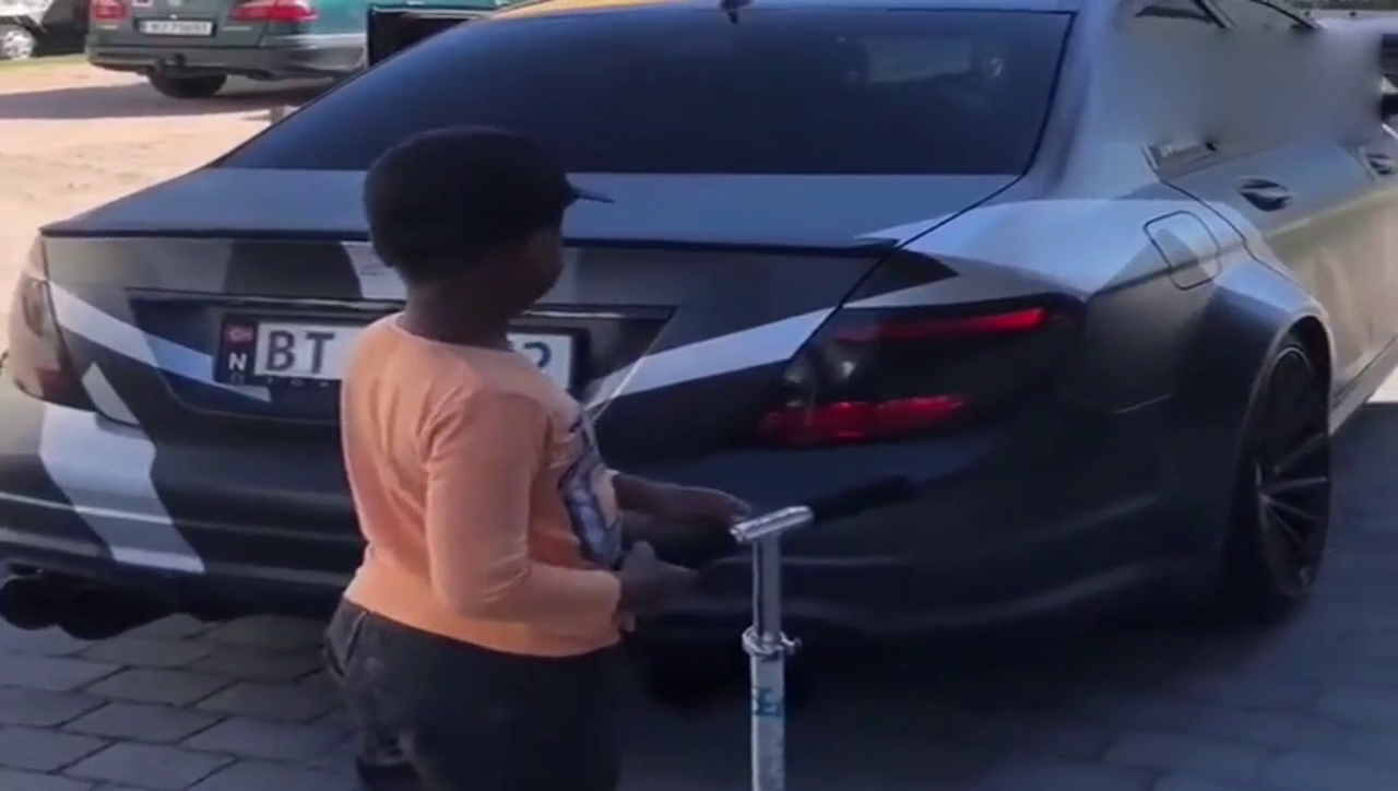 这辆跑车一发动，声浪把站在车后的小伙吓的差点蹦起来