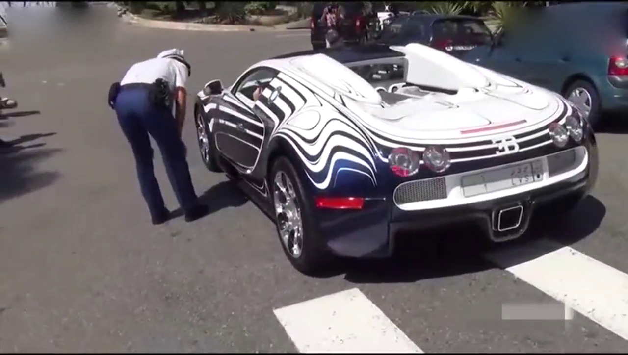 布加迪跑车车主摇下窗户，保安在和车主说什么呢