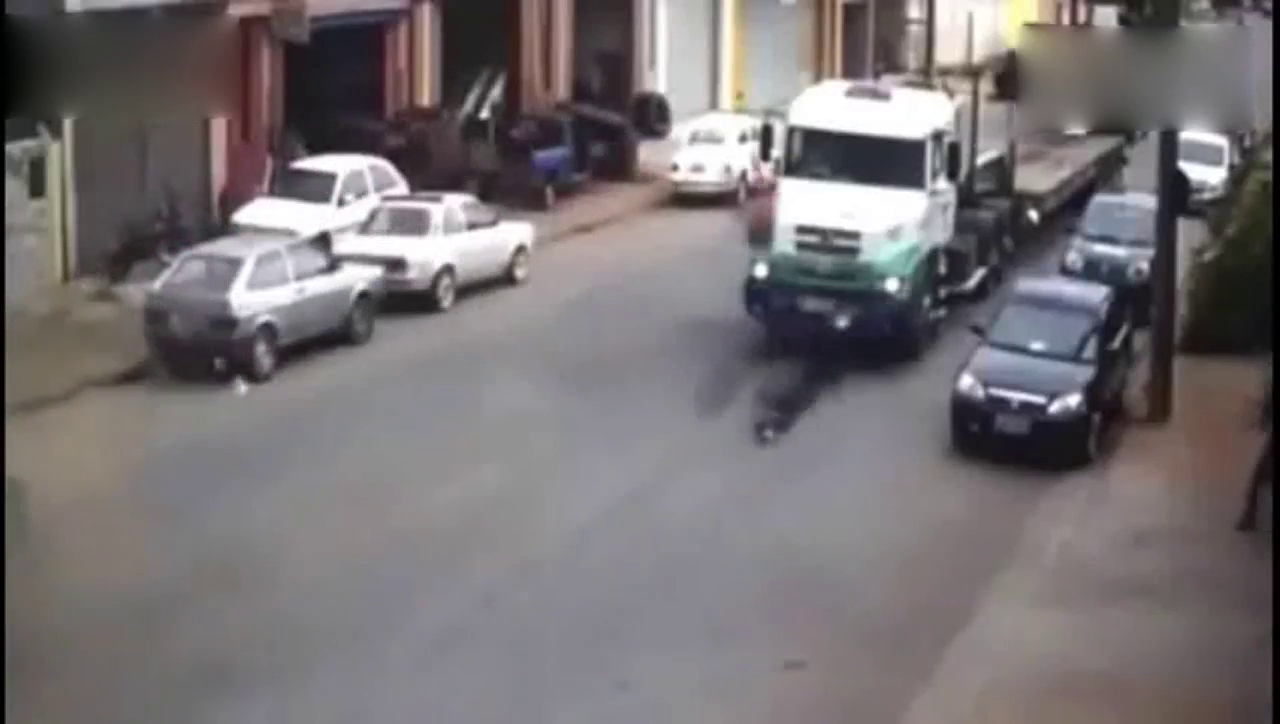 摩托车男子高速行驶，直接撞上皮卡车，甩出数米远！