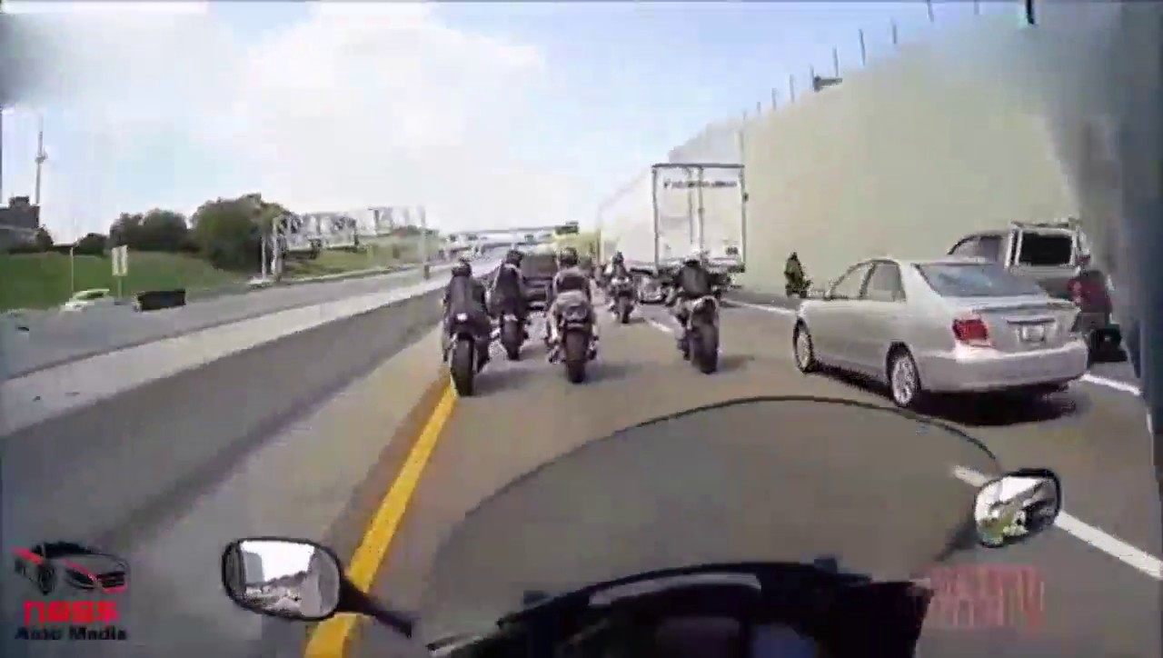 摩托车女骑手卷进卡车车轮，死里逃生！