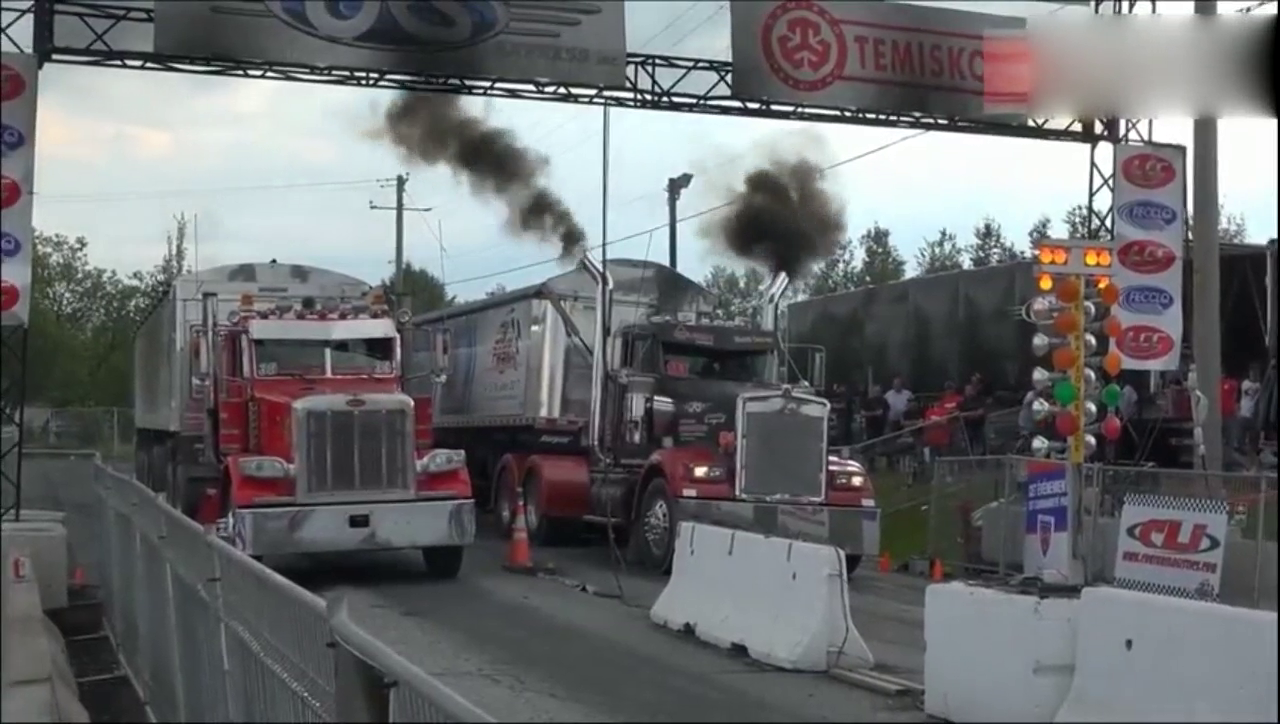 来看看大卡车的直线加速比拼，起步一加速，卡车头都歪了