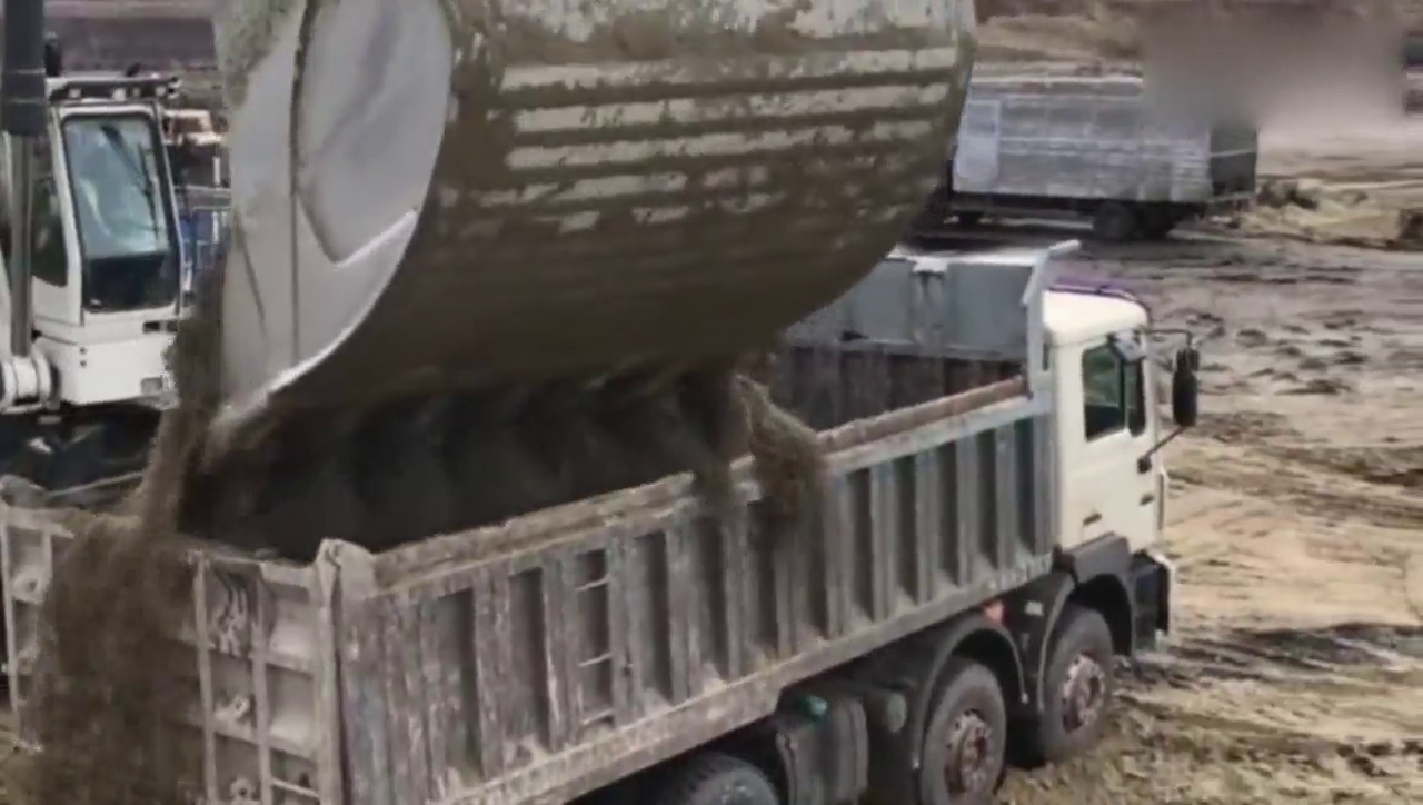 利勃海尔挖掘机真是猛，2铲斗就装满一大卡车，长见识了