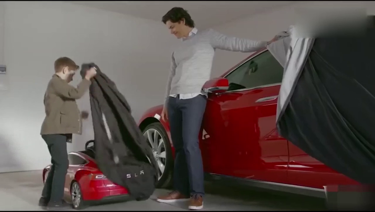 拉开遮车布的瞬间，才知道迷你特斯拉跑车有多么霸气！