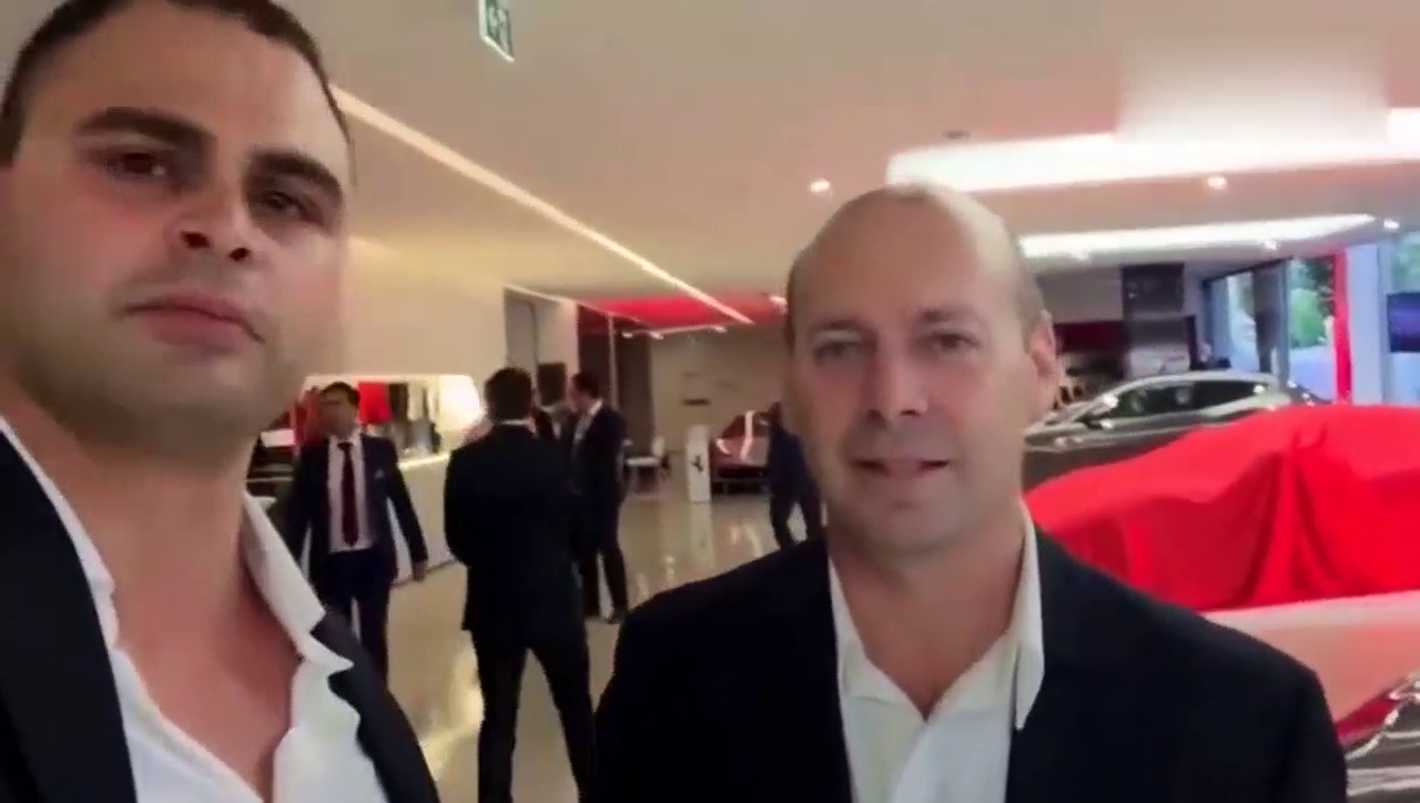 扯开遮车布以后 才知道什么叫超级跑车