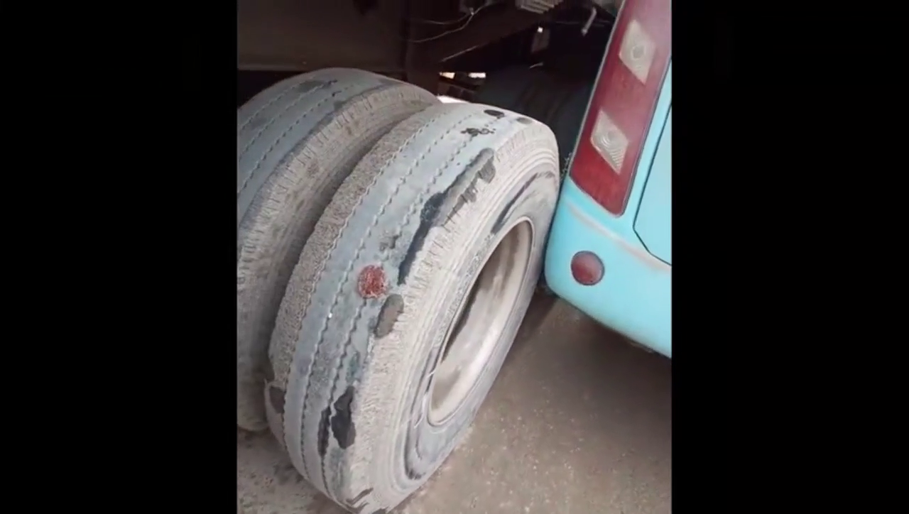 大客车开的非常快，卡车倒霉