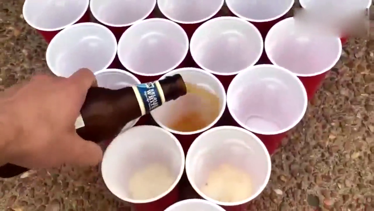 把倒满水的纸杯放在跑车排气管后面，三秒钟后才是惊喜的开始