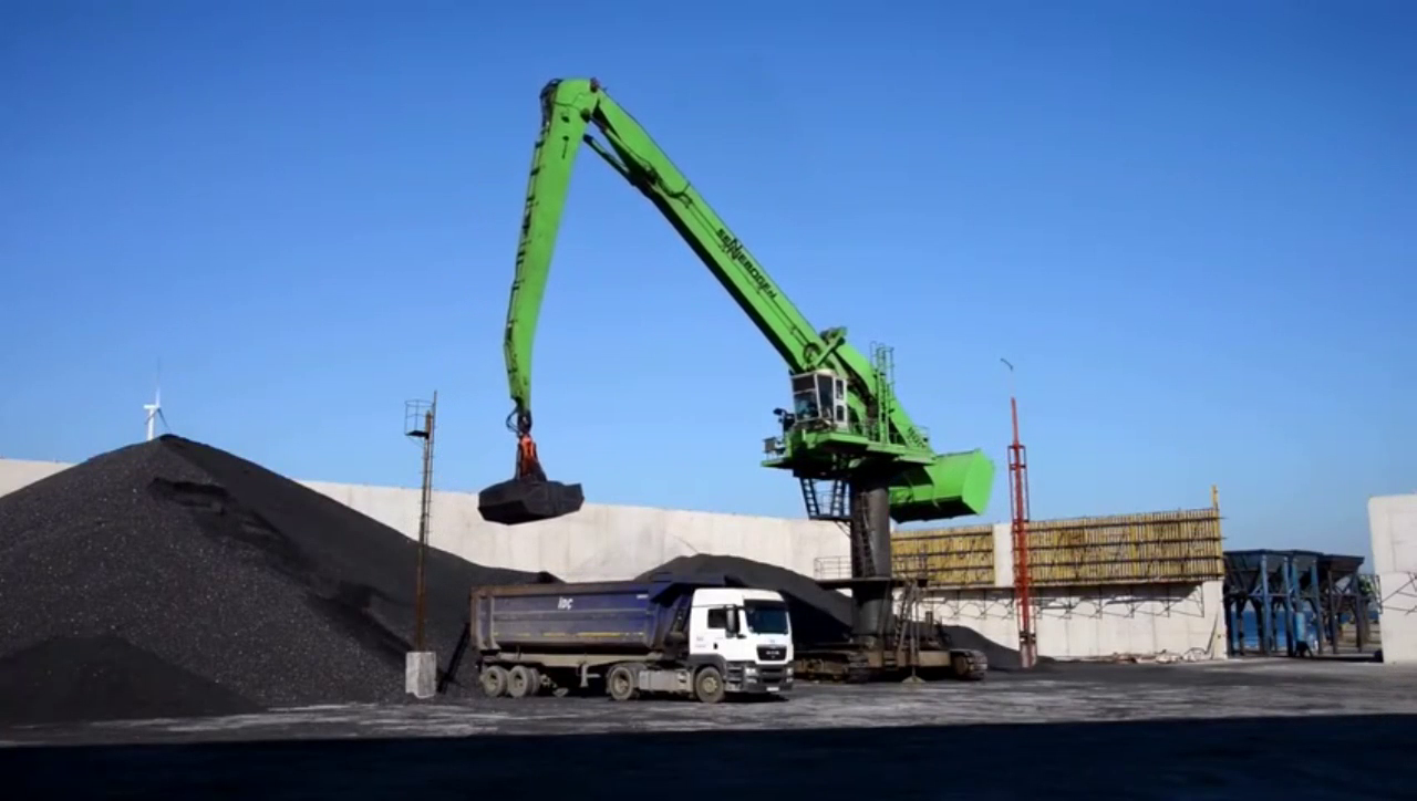 实拍：物料装卸机在港口给卡车装煤过程