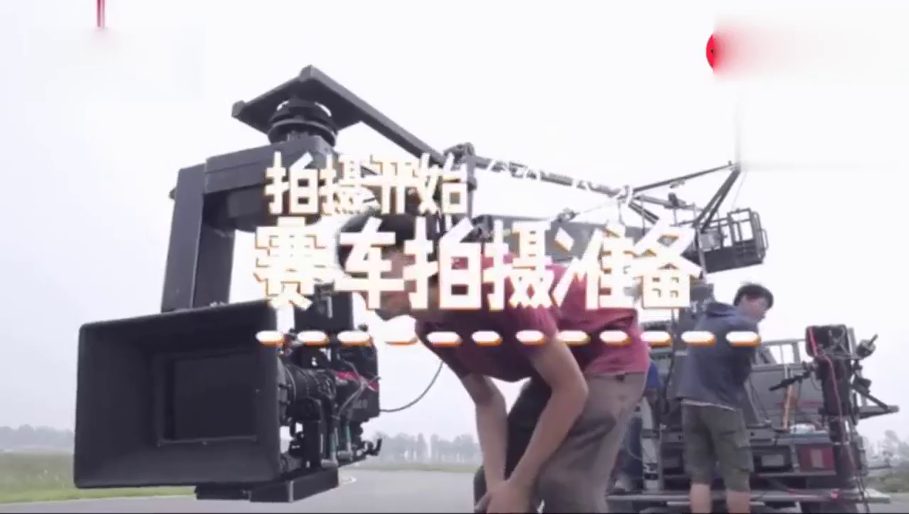 导演花花稍微再慢点，华晨宇开豪华敞篷跑车拍VCR，一路狂飙