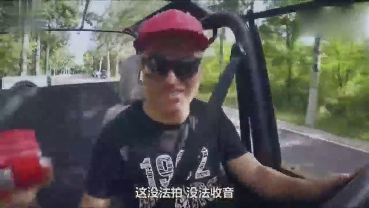 第一次开国产敞篷车，驾驶位的解说员都不淡定了！