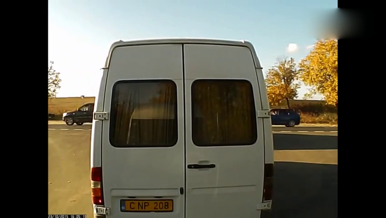 前车路口左拐，被大卡车撞倒