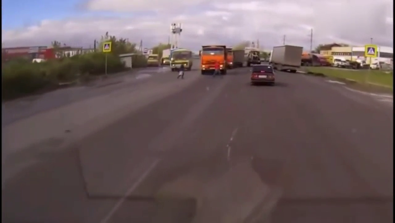 前面大卡车为避行人紧急刹车，后卡车来不及直接追尾