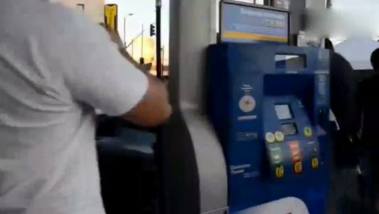 加油站来了辆法拉利跑车，看到车主的一刻，众人都激动不已！