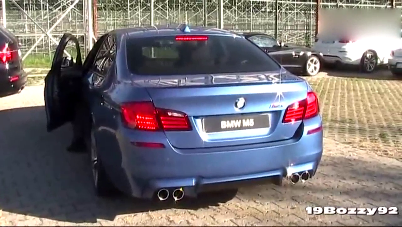 蓝色的宝马跑车，这外观还能再帅一点吗！